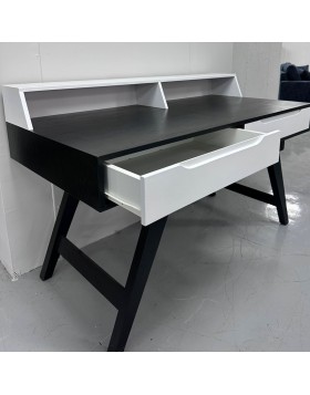 STOCK Γραφείο απο δρύς και λάκα ελληνικής κατασκευής 140x70x75Υ